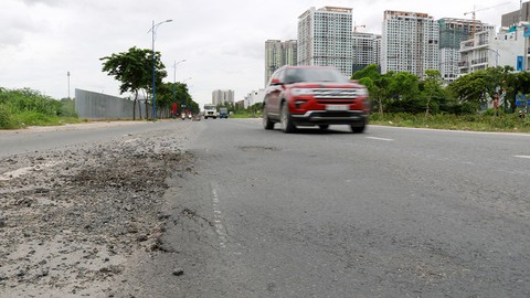 Xử phạt nhiều, vì sao vẫn cứ tái lập mặt đường cẩu thả? - Ảnh 1. Xử phạt nhiều, vì sao vẫn cứ tái lập mặt đường cẩu thả? - Ảnh 1.