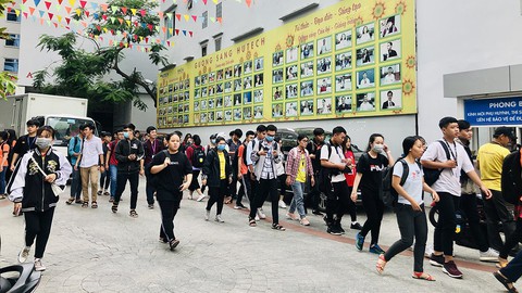 Nhắn tin điểm học tập của sinh viên cho phụ huynh: trường quản lý kiểu tiểu học? - Ảnh 1. Nhắn tin điểm học tập của sinh viên cho phụ huynh: trường quản lý kiểu tiểu học? - Ảnh 1.
