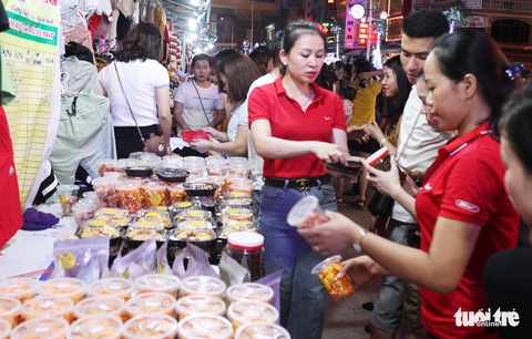 Dân vô tư ngồi ăn uống trên đường điện ở phố đêm đầu tiên Nghệ An - Ảnh 1. Dân vô tư ngồi ăn uống trên đường điện ở phố đêm đầu tiên Nghệ An - Ảnh 1.