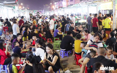 Dân vô tư ngồi ăn uống trên đường điện ở phố đêm đầu tiên Nghệ An - Ảnh 2. Dân vô tư ngồi ăn uống trên đường điện ở phố đêm đầu tiên Nghệ An - Ảnh 2.