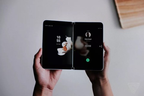 Microsoft bất ngờ ra mắt điện thoại Android màn hình kép Surface Duo - Ảnh 1. Microsoft bất ngờ ra mắt điện thoại Android màn hình kép Surface Duo - Ảnh 1.