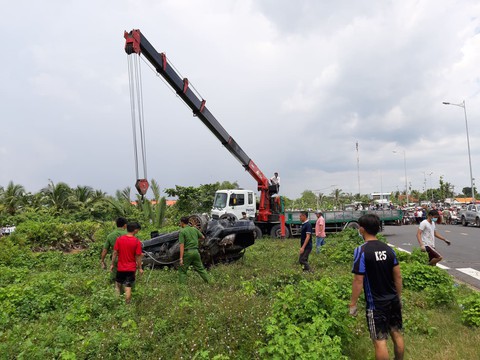 Trục vớt xe Mercedes rớt xuống kênh, đưa thi thể 3 nạn nhân ra ngoài - Ảnh 6. Trục vớt xe Mercedes rớt xuống kênh, đưa thi thể 3 nạn nhân ra ngoài - Ảnh 6.