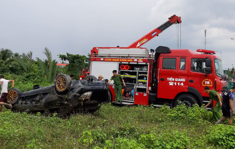 Trục vớt xe Mercedes rớt xuống kênh, đưa thi thể 3 nạn nhân ra ngoài - Ảnh 4. Trục vớt xe Mercedes rớt xuống kênh, đưa thi thể 3 nạn nhân ra ngoài - Ảnh 4.