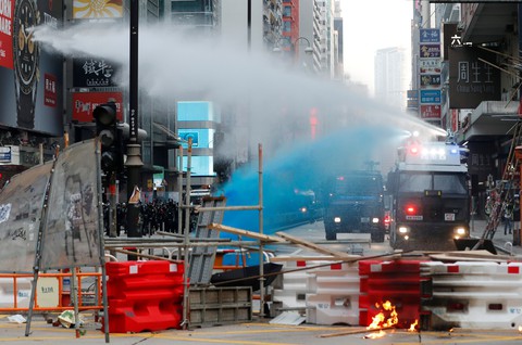 Hong Kong hỗn loạn vì biểu tình bất hợp pháp - Ảnh 2. Hong Kong hỗn loạn vì biểu tình bất hợp pháp - Ảnh 2.