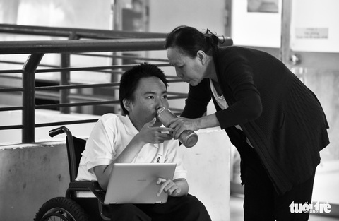 Người mẹ miệt mài cõng con bại liệt đến giảng đường đại học - Ảnh 4. Người mẹ miệt mài cõng con bại liệt đến giảng đường đại học - Ảnh 4.