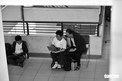 Người mẹ miệt mài cõng con bại liệt đến giảng đường đại học - Ảnh 3. Người mẹ miệt mài cõng con bại liệt đến giảng đường đại học - Ảnh 3.