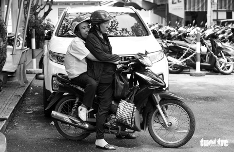 Người mẹ miệt mài cõng con bại liệt đến giảng đường đại học - Ảnh 6. Người mẹ miệt mài cõng con bại liệt đến giảng đường đại học - Ảnh 6.