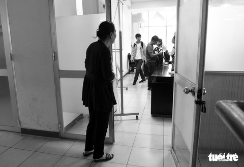 Người mẹ miệt mài cõng con bại liệt đến giảng đường đại học - Ảnh 2. Người mẹ miệt mài cõng con bại liệt đến giảng đường đại học - Ảnh 2.