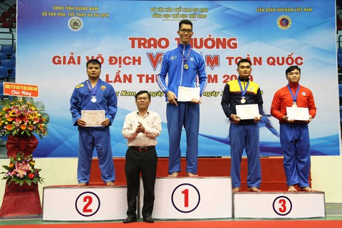 Võ sĩ cao 2,20m giành HCV Vovinam quốc gia - Ảnh 1. Võ sĩ cao 2,20m giành HCV Vovinam quốc gia - Ảnh 1.