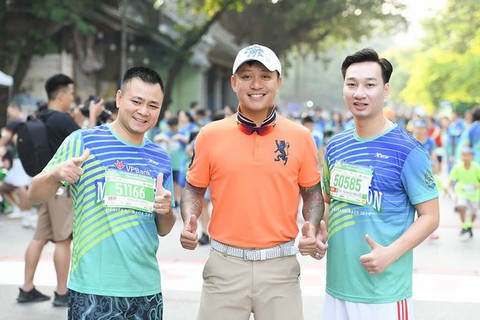 Dàn nghệ sĩ nổi tiếng chạy VPBank Hanoi Marathon ở hồ Hoàn Kiếm - Ảnh 1. Dàn nghệ sĩ nổi tiếng chạy VPBank Hanoi Marathon ở hồ Hoàn Kiếm - Ảnh 1.