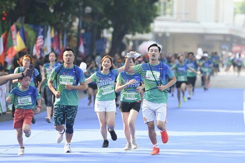 Dàn nghệ sĩ nổi tiếng chạy VPBank Hanoi Marathon ở hồ Hoàn Kiếm - Ảnh 2. Dàn nghệ sĩ nổi tiếng chạy VPBank Hanoi Marathon ở hồ Hoàn Kiếm - Ảnh 2.