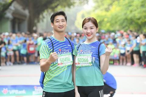 Dàn nghệ sĩ nổi tiếng chạy VPBank Hanoi Marathon ở hồ Hoàn Kiếm - Ảnh 3. Dàn nghệ sĩ nổi tiếng chạy VPBank Hanoi Marathon ở hồ Hoàn Kiếm - Ảnh 3.