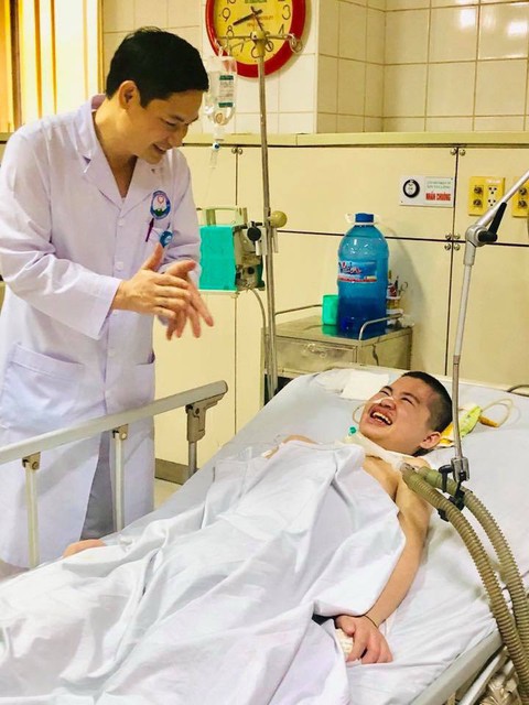 Cậu bé mỉm cười sau 2 năm hôn mê - Ảnh 1. Cậu bé mỉm cười sau 2 năm hôn mê - Ảnh 1.