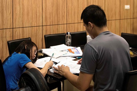 Người lớn né tránh, người trẻ chơi vơi trước áp lực, trầm cảm - Ảnh 1. Người lớn né tránh, người trẻ chơi vơi trước áp lực, trầm cảm - Ảnh 1.
