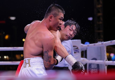 Đánh bại võ sĩ Hàn Quốc, Trương Đình Hoàng giành đai WBA Đông Á - Ảnh 9. Đánh bại võ sĩ Hàn Quốc, Trương Đình Hoàng giành đai WBA Đông Á - Ảnh 9.