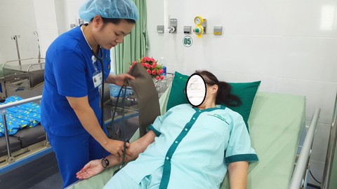 Mù mắt vì xài thuốc theo tư vấn của tiệm - Ảnh 1. Mù mắt vì xài thuốc theo tư vấn của tiệm - Ảnh 1.