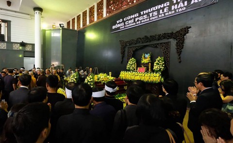 Hàng ngàn người tiễn biệt cố Thứ trưởng Bộ GD-ĐT Lê Hải An - Ảnh 7. Hàng ngàn người tiễn biệt cố Thứ trưởng Bộ GD-ĐT Lê Hải An - Ảnh 7.