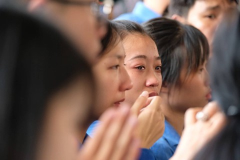Hàng ngàn người tiễn biệt cố Thứ trưởng Bộ GD-ĐT Lê Hải An - Ảnh 11. Hàng ngàn người tiễn biệt cố Thứ trưởng Bộ GD-ĐT Lê Hải An - Ảnh 11.