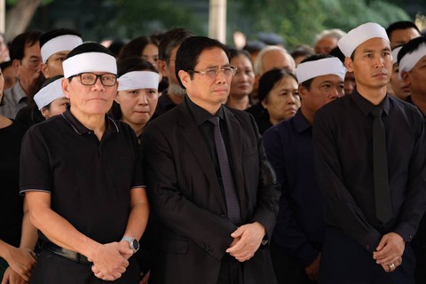 Hàng ngàn người tiễn biệt cố Thứ trưởng Bộ GD-ĐT Lê Hải An - Ảnh 9. Hàng ngàn người tiễn biệt cố Thứ trưởng Bộ GD-ĐT Lê Hải An - Ảnh 9.