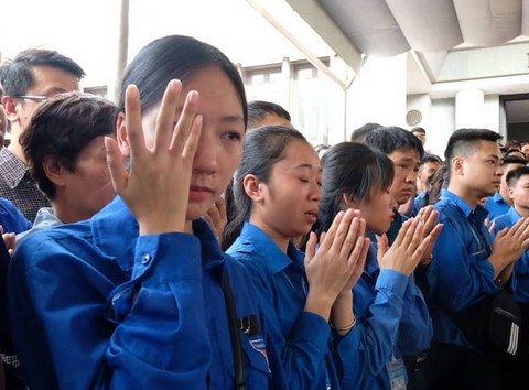Hàng ngàn người tiễn biệt cố Thứ trưởng Bộ GD-ĐT Lê Hải An - Ảnh 22. Hàng ngàn người tiễn biệt cố Thứ trưởng Bộ GD-ĐT Lê Hải An - Ảnh 22.