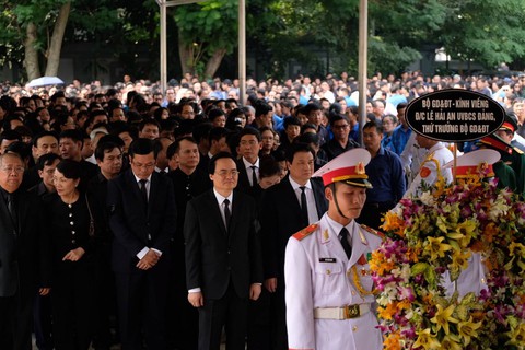 Hàng ngàn người tiễn biệt cố Thứ trưởng Bộ GD-ĐT Lê Hải An - Ảnh 13. Hàng ngàn người tiễn biệt cố Thứ trưởng Bộ GD-ĐT Lê Hải An - Ảnh 13.