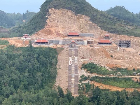 Phá núi xây khu du lịch tâm linh nơi cột cờ Lũng Cú - Ảnh 4. Phá núi xây khu du lịch tâm linh nơi cột cờ Lũng Cú - Ảnh 4.