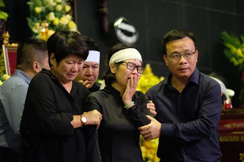 Hàng ngàn người tiễn biệt cố Thứ trưởng Bộ GD-ĐT Lê Hải An - Ảnh 20. Hàng ngàn người tiễn biệt cố Thứ trưởng Bộ GD-ĐT Lê Hải An - Ảnh 20.