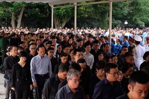 Hàng ngàn người tiễn biệt cố Thứ trưởng Bộ GD-ĐT Lê Hải An - Ảnh 14. Hàng ngàn người tiễn biệt cố Thứ trưởng Bộ GD-ĐT Lê Hải An - Ảnh 14.