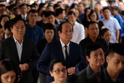 Hàng ngàn người tiễn biệt cố Thứ trưởng Bộ GD-ĐT Lê Hải An - Ảnh 15. Hàng ngàn người tiễn biệt cố Thứ trưởng Bộ GD-ĐT Lê Hải An - Ảnh 15.