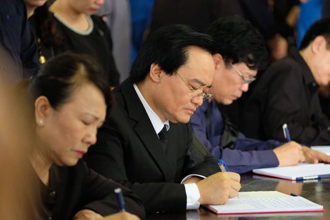 Hàng ngàn người tiễn biệt cố Thứ trưởng Bộ GD-ĐT Lê Hải An - Ảnh 17. Hàng ngàn người tiễn biệt cố Thứ trưởng Bộ GD-ĐT Lê Hải An - Ảnh 17.