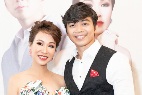Uyên Linh, Lân Nhã cao hứng làm liveshow lúc 4 giờ chiều - Ảnh 1. Uyên Linh, Lân Nhã cao hứng làm liveshow lúc 4 giờ chiều - Ảnh 1.