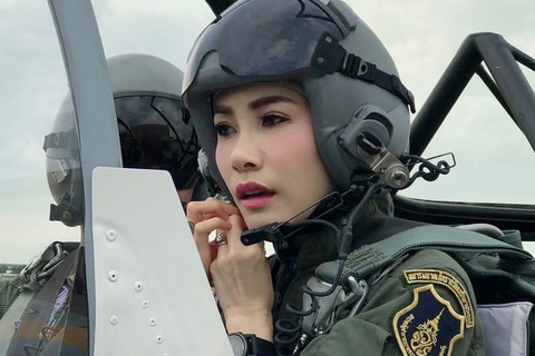 Mới được sắc phong chưa đầy 3 tháng, quý phi Thái Lan đã bị hủy mọi tước hiệu - Ảnh 2. Mới được sắc phong chưa đầy 3 tháng, quý phi Thái Lan đã bị hủy mọi tước hiệu - Ảnh 2.
