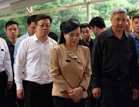 Hàng ngàn người tiễn biệt cố Thứ trưởng Bộ GD-ĐT Lê Hải An - Ảnh 18. Hàng ngàn người tiễn biệt cố Thứ trưởng Bộ GD-ĐT Lê Hải An - Ảnh 18.