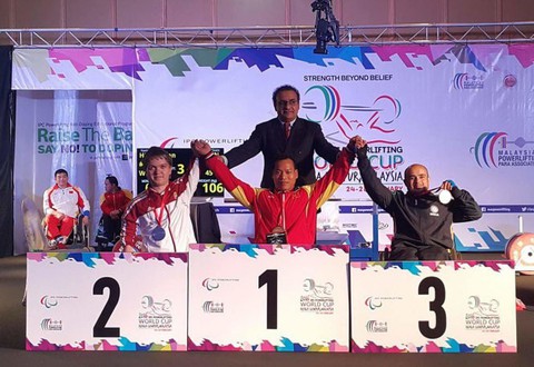 Lực sĩ Lê Văn Công đấu giá HCV World Cup giúp nữ sinh chữa bệnh ung thư - Ảnh 1. Lực sĩ Lê Văn Công đấu giá HCV World Cup giúp nữ sinh chữa bệnh ung thư - Ảnh 1.