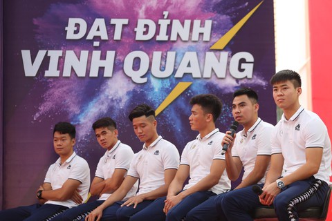 Quang Hải tiết lộ từng khóc suốt 2 tuần khi xa nhà đi đá bóng - Ảnh 2. Quang Hải tiết lộ từng khóc suốt 2 tuần khi xa nhà đi đá bóng - Ảnh 2.