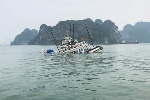 Va chạm sà lan chở đá, tàu du lịch chìm trên vịnh Hạ Long - Ảnh 2. Va chạm sà lan chở đá, tàu du lịch chìm trên vịnh Hạ Long - Ảnh 2.