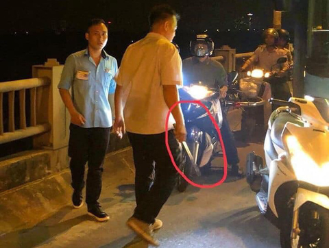 Đề nghị công an làm rõ vụ tài xế, phụ xe buýt dùng ống tuýp đánh người đi xe máy - Ảnh 1. Đề nghị công an làm rõ vụ tài xế, phụ xe buýt dùng ống tuýp đánh người đi xe máy - Ảnh 1.