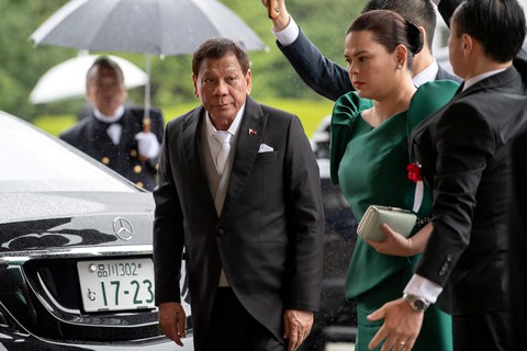 Ông Duterte rời lễ đăng cơ của Nhật hoàng vì đau lưng khôn thấu - Ảnh 1. Ông Duterte rời lễ đăng cơ của Nhật hoàng vì đau lưng khôn thấu - Ảnh 1.