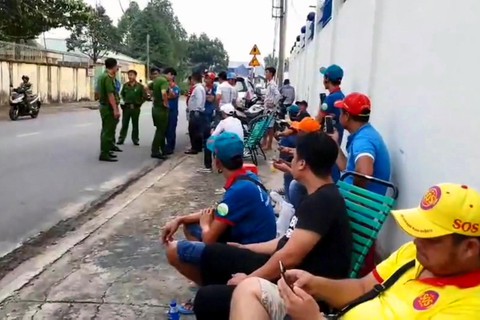 Xe hơi của tài xế vung kiếm chém nát kính xe tải là xe bị trộm? - Ảnh 2. Xe hơi của tài xế vung kiếm chém nát kính xe tải là xe bị trộm? - Ảnh 2.