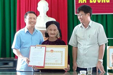 Cụ bà 83 tuổi được chủ tịch tỉnh tặng bằng khen vì xin thoát nghèo - Ảnh 1. Cụ bà 83 tuổi được chủ tịch tỉnh tặng bằng khen vì xin thoát nghèo - Ảnh 1.