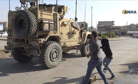 Bỏ người Kurd, quân Mỹ chuyển sang bảo vệ mỏ dầu ở Syria - Ảnh 2. Bỏ người Kurd, quân Mỹ chuyển sang bảo vệ mỏ dầu ở Syria - Ảnh 2.