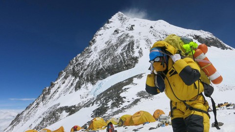 Ly tách trong nhà hàng tái chế từ rác thải Everest - Ảnh 1. Ly tách trong nhà hàng tái chế từ rác thải Everest - Ảnh 1.