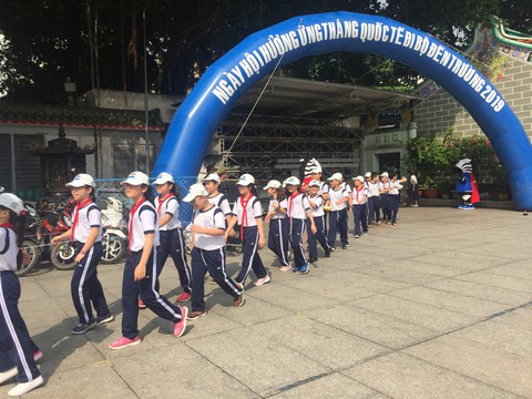TP.HCM phát động học sinh đi bộ đến trường - Ảnh 1. TP.HCM phát động học sinh đi bộ đến trường - Ảnh 1.