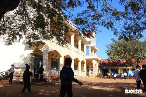 Xây công trình nông thôn mới, thu tiền từ... học sinh - Ảnh 2. Xây công trình nông thôn mới, thu tiền từ... học sinh - Ảnh 2.