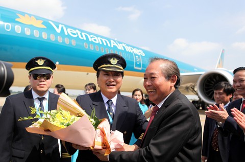 Phó thủ tướng Trương Hòa Bình chúc mừng Vietnam Airlines đón chiếc máy bay thứ 100 - Ảnh 2. Phó thủ tướng Trương Hòa Bình chúc mừng Vietnam Airlines đón chiếc máy bay thứ 100 - Ảnh 2.
