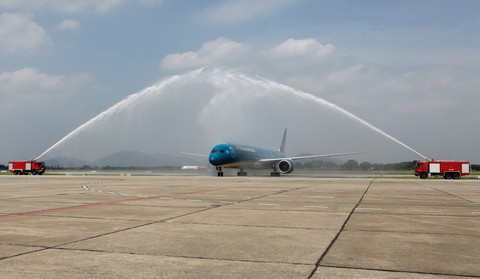 Phó thủ tướng Trương Hòa Bình chúc mừng Vietnam Airlines đón chiếc máy bay thứ 100 - Ảnh 1. Phó thủ tướng Trương Hòa Bình chúc mừng Vietnam Airlines đón chiếc máy bay thứ 100 - Ảnh 1.