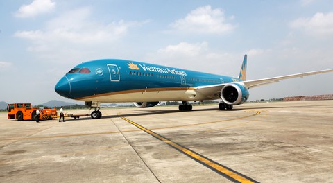 Phó thủ tướng Trương Hòa Bình chúc mừng Vietnam Airlines đón chiếc máy bay thứ 100 - Ảnh 3. Phó thủ tướng Trương Hòa Bình chúc mừng Vietnam Airlines đón chiếc máy bay thứ 100 - Ảnh 3.