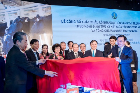 Lô sữa đầu tiên của Việt Nam xuất sang Trung Quốc - Ảnh 1. Lô sữa đầu tiên của Việt Nam xuất sang Trung Quốc - Ảnh 1.