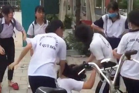 Bộ GD-ĐT chỉ đạo xử lý nghiêm vụ nữ sinh đánh nhau vì... màu đôi giày - Ảnh 1. Bộ GD-ĐT chỉ đạo xử lý nghiêm vụ nữ sinh đánh nhau vì... màu đôi giày - Ảnh 1.