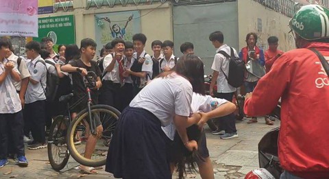 Nữ sinh cấp 2 ở TP.HCM đánh nhau ngay trước cổng trường - Ảnh 1. Nữ sinh cấp 2 ở TP.HCM đánh nhau ngay trước cổng trường - Ảnh 1.